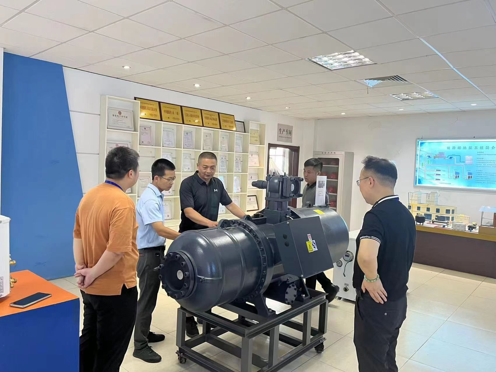 熱烈歡迎新疆阿克蘇地區(qū)商務(wù)局領(lǐng)導(dǎo)一行蒞臨江蘇海雷德蒙新能源（集團(tuán)）有限公司參訪交流