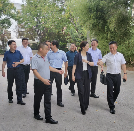 鎮(zhèn)江市丹徒區(qū)區(qū)長(zhǎng)呂朝霞，區(qū)委常委、副區(qū)長(zhǎng)李慶豐一行與江蘇海雷德蒙新能源（集團(tuán)）有限公司總經(jīng)理鄭海青調(diào)研考察南京平歐空調(diào)設(shè)備有限公司