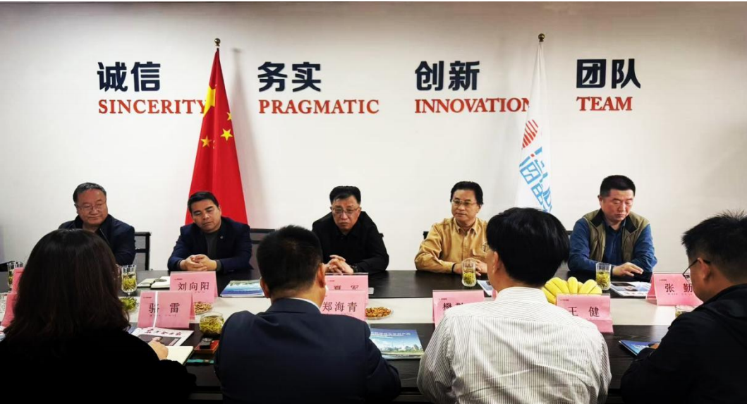 快訊: 江蘇省企業(yè)發(fā)展戰(zhàn)略研究會(huì)鎮(zhèn)江分會(huì)，在江蘇海雷德蒙新能源（集團(tuán)）有限公司會(huì)議室，舉辦了企業(yè)家交流座談會(huì)暨新會(huì)員單位授牌儀式。